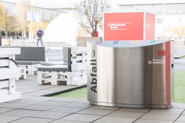 Vodafone und DB Systel zeigen den ersten intelligenten Mülleimer
