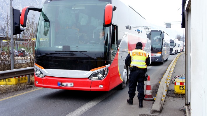 Bundespolizeidirektion München: Drei Festnahmen in einem Reisebus - Bundespolizei Rosenheim: Rund 400 Haftbefehle in einem Jahr vollstreckt