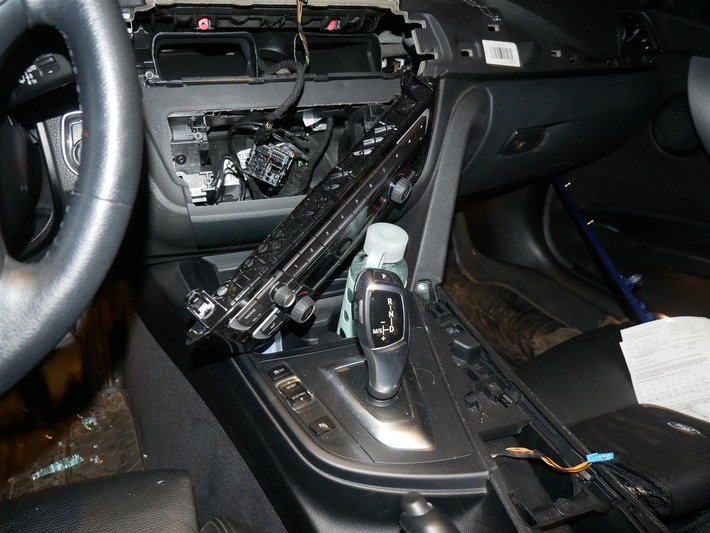 POL-RBK: Bergisch Gladbach - Infotainmentsystem aus BMW ausgebaut