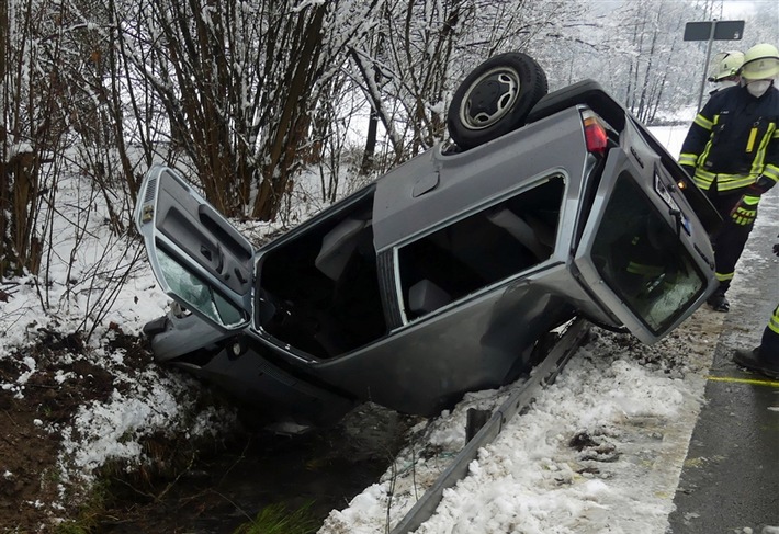 POL-GM: 250121-0053: Auto landete kopfüber im Bachbett