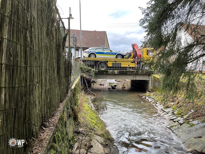 POL-PPWP: Einsatzwagen landet im Bachbett