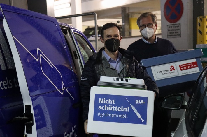 Nicht schütteln: Gero Liebig, Region Manager Germany West (links) und Peter Ricken, Apotheke Rathaus Galerie in Essen, beladen das GLS-Impfmobil. / Weiterer Text über ots und www.presseportal.de/nr/118262 / Die Verwendung dieses Bildes ist für redaktionelle Zwecke unter Beachtung ggf. genannter Nutzungsbedingungen honorarfrei. Veröffentlichung bitte mit Bildrechte-Hinweis.