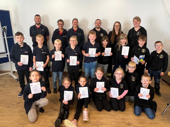 FFW Schiffdorf: Abnahme der Kinderflamme 1 in Spaden - 16 Kinder meistern erfolgreich die Prüfung