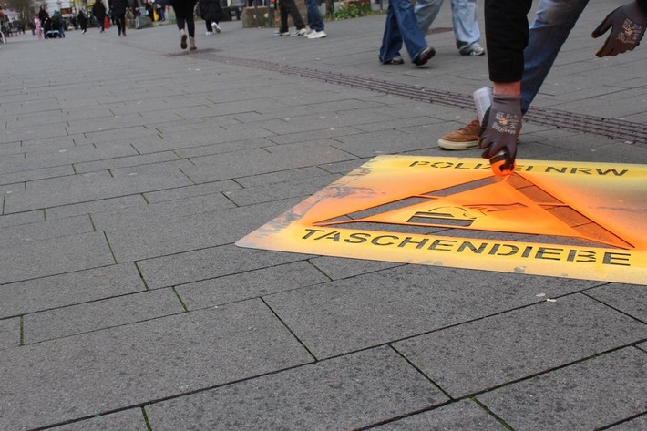 POL-RBK: Bergisch Gladbach - Sprühaktion gegen Taschendiebstahl ein echter Hingucker und Gesprächsthema
