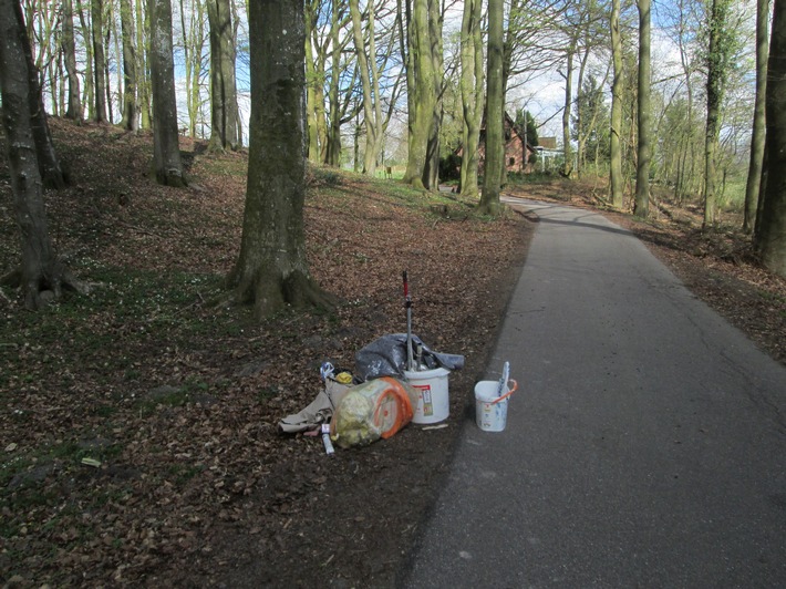 POL-FL: Oeversee - Unerlaubte Abfallentsorgung im Wald/Polizei sucht Zeugen