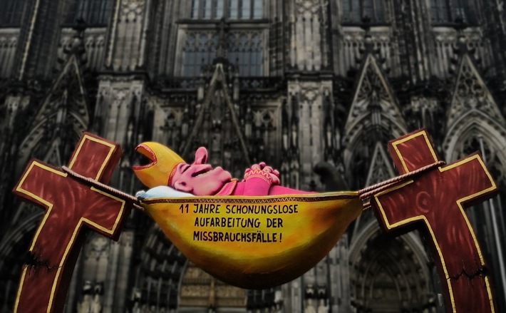 Die &quot;schonungslose Aufarbeitung&quot; des Missbrauchs: Aktion vor dem Kölner Dom