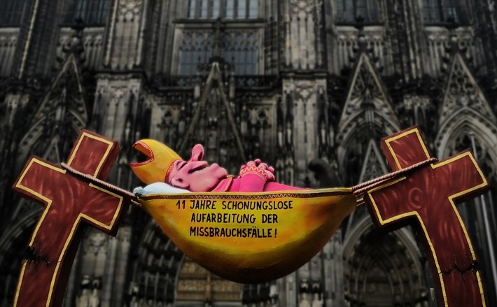 Die "schonungslose Aufarbeitung" des Missbrauchs: Aktion vor dem Kölner Dom