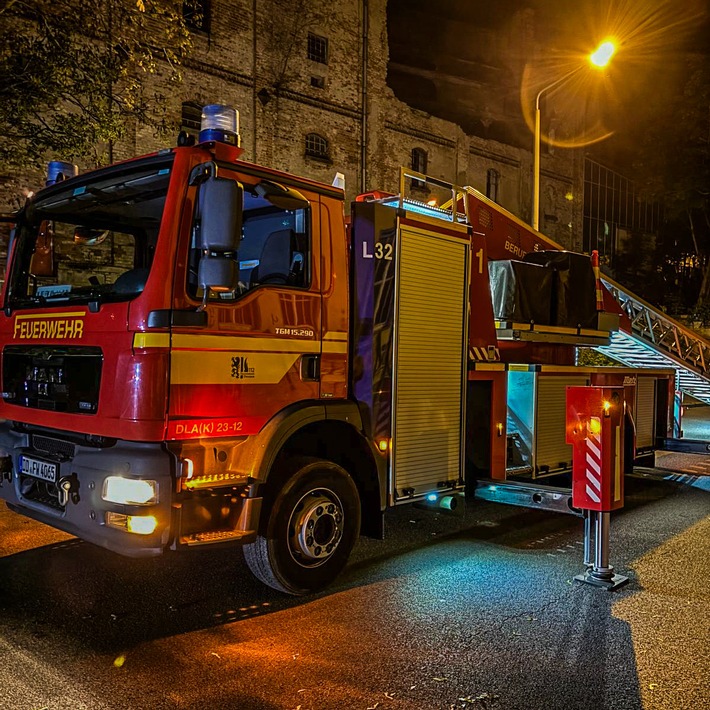 FW Dresden: Update zum Großbrand in Dresden-Leuben - Löscharbeiten pausieren, Brandwache über die gesamte Nacht