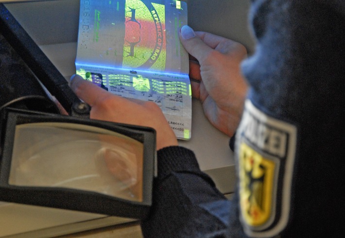 Bundespolizeidirektion München: 3.500 Euro für italienischen Fälschung / Bundespolizei nimmt mehrere Männer wegen Urkundenfälschungen fest