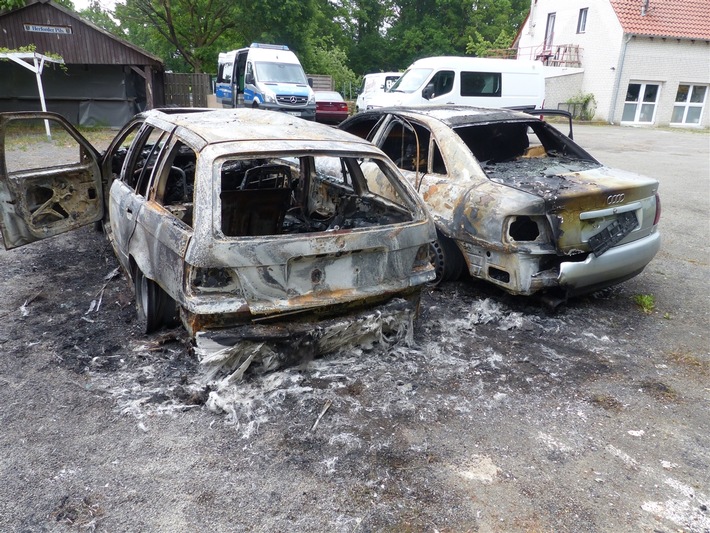 POL-MI: Zwei Autos gehen in Flammen auf - Polizei geht von Brandstiftung aus