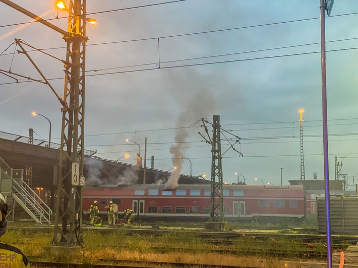 FW Dresden: Brand eines Doppelstockwaggons