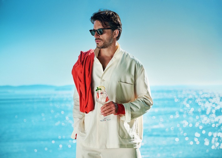 Jonathan Bailey präsentiert sich als neuer MARTINI Man