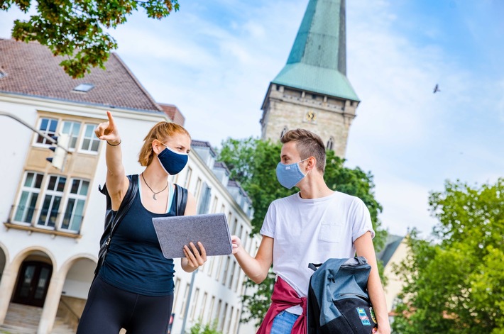 Zum Studienstart einen OSKA - Universität Osnabrück stellt Studienanfängern 500 Mentorinnen und Mentoren zur Seite - Einmaliges Unterstützungsangebot erleichtert Studienstart im hybriden Wintersemester
