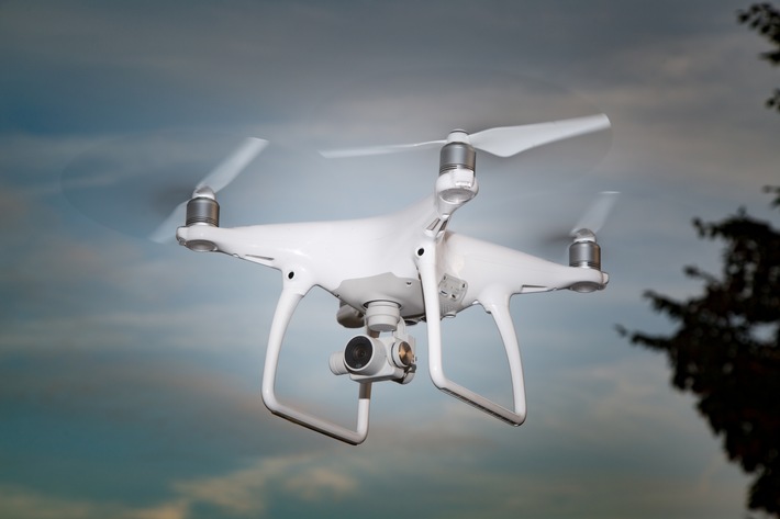 Kennzeichnungspflicht für privat und gewerblich genutzte Drohnen ab 1. Oktober / AXA rät: Erst versichern, dann abheben