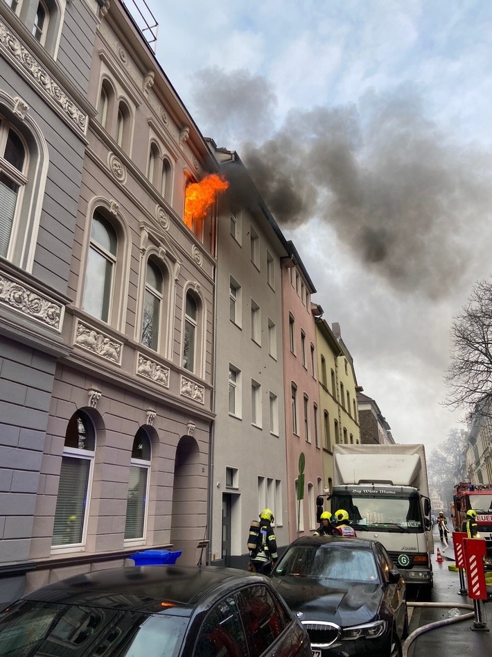 FW-NE: Zimmerbrand auf der Kanalstraße | keine Personen zu Schaden gekommen