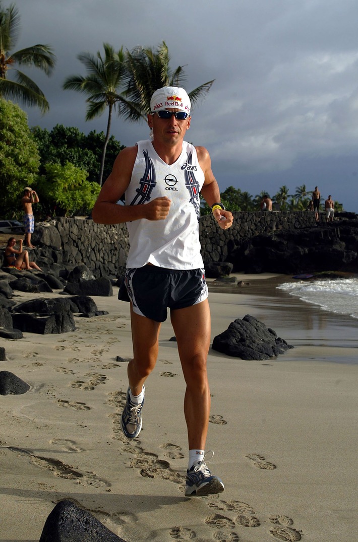 Opel-Triathlet Thomas Hellriegel beim Training auf Hawaii