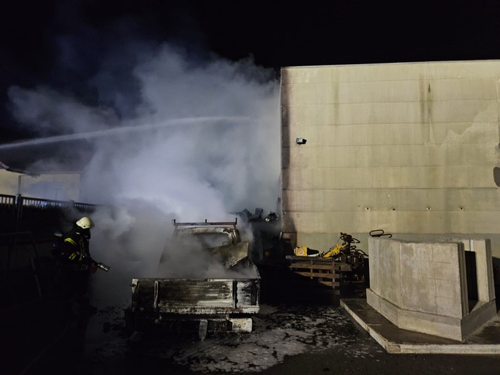 POL-HI: Brand eines Kleintransporters auf einem Firmengelände
