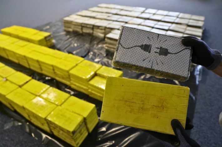 ZOLL-HH: Zoll und Polizei stellen 690 Kilo Kokain zwischen Holzpellets sicher, Firmeninhaber wurde festgenommen