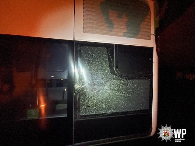 POL-PDKL: Unbekannte beschädigen Seitenscheibe eines Busses