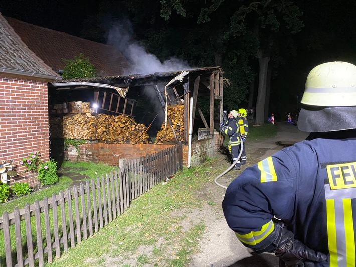 FW Flotwedel: Holzstapel brennt an Unterstand