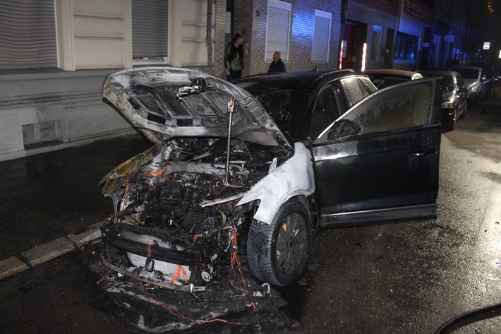 POL-AC: Auto durch Feuer stark beschädigt