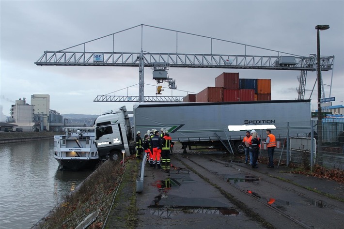 POL-PPKO: Lkw drohte in Hafenbecken zu stürzen