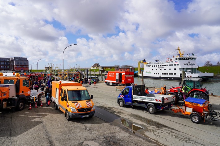 POL-FL: Pellworm: Erster Pellwormer Blaulichttag setzt starkes Zeichen für Verkehrssicherheit