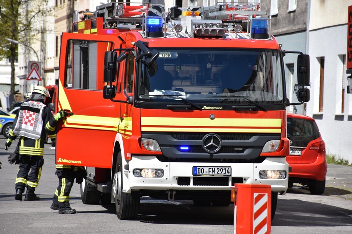 FW-DO: Feuer auf einem Balkon im Mehrfamilienhaus