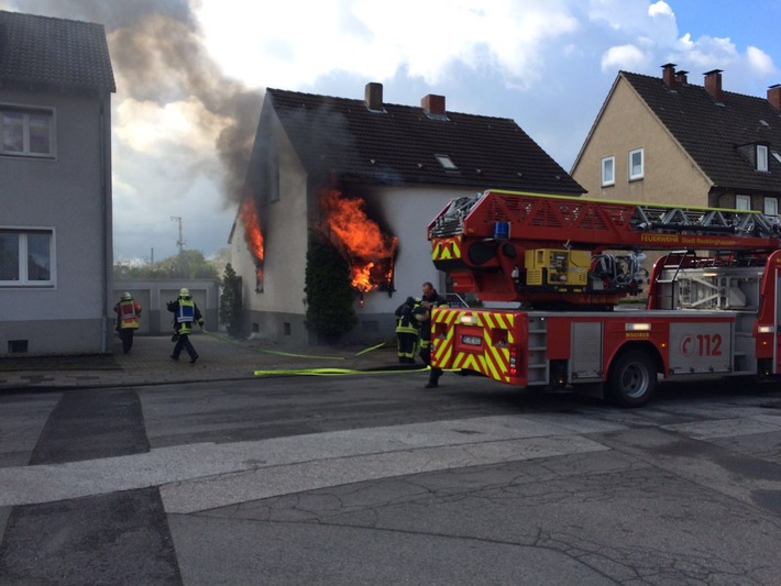 FW-RE: Wohnungsbrand mit einer schwer verletzten Person