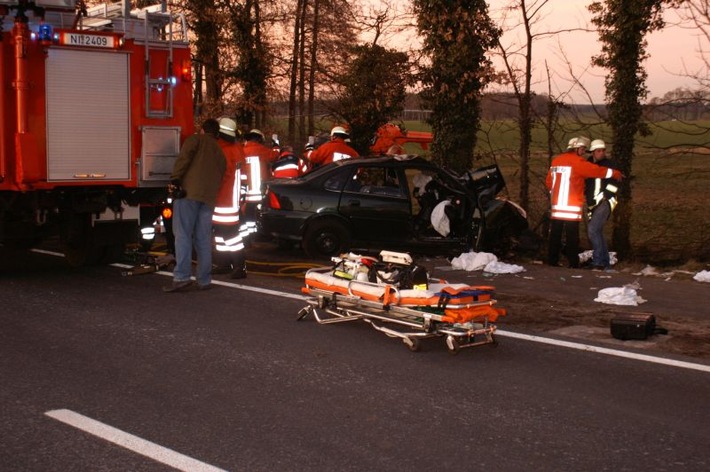 POL-NI: Schwerer Verkehrsunfall auf der B 6 kostet jungem Pärchen das Leben -Bild im Download-