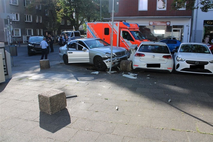 POL-DU: Neudorf: Unfall auf Kreuzung - Auto kracht gegen geparkte Fahrzeuge, Stromkästen und Verkehrsschild
