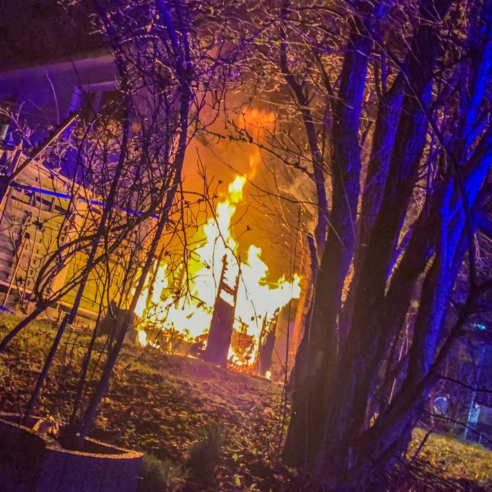 FW-Stolberg: Gartenlaube in Vollbrand