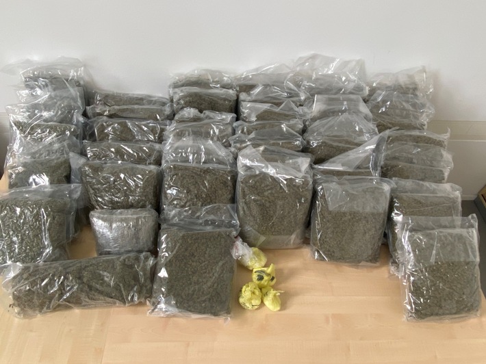 POL-WHV: Gemeinsamer Ermittlungserfolg - Polizei beschlagnahmt Betäubungsmittel - Straßenverkaufswert von einer halben Millionen Euro - drei Tatverdächtige sitzen in Untersuchungshaft (mit Bild)