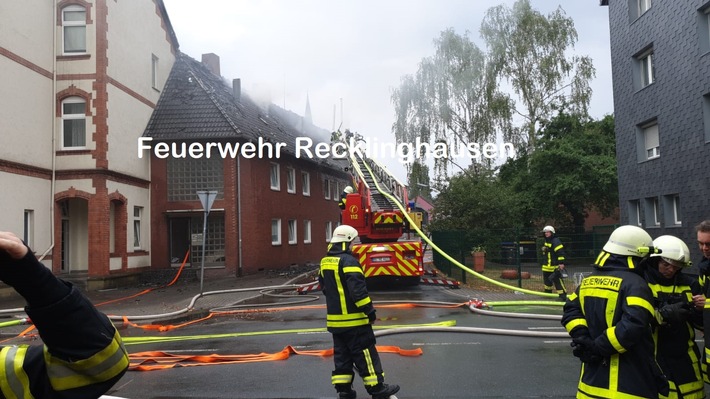 FW-RE: Dachstuhlbrand in voller Ausdehnung - Ein verletzter Feuerwehrangehöriger