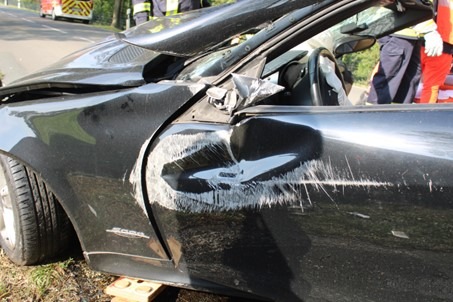 POL-MI: Pkw kommt von Fahrbahn ab und kollidiert mit Baum - Zwei Personen schwer verletzt