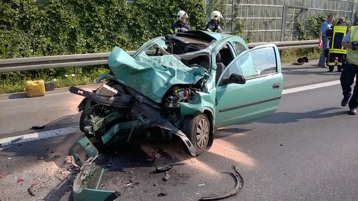 FW-GE: PKW unter LKW am Stauende auf der A 2 - Fahrerin eines Kleinwagens erlitt schwere Verletzungen