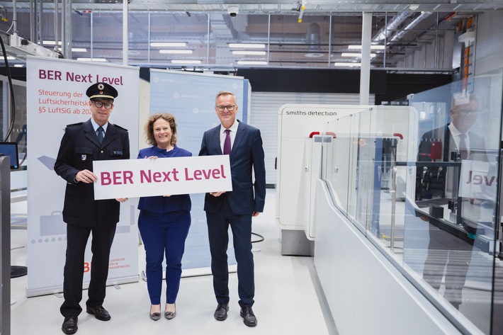 BPOLD-B: Flughafengesellschaft übernimmt ab 2024 die Steuerung der Luftsicherheitskontrollen am BER - Bundespolizei übergibt Beleihungsurkunde