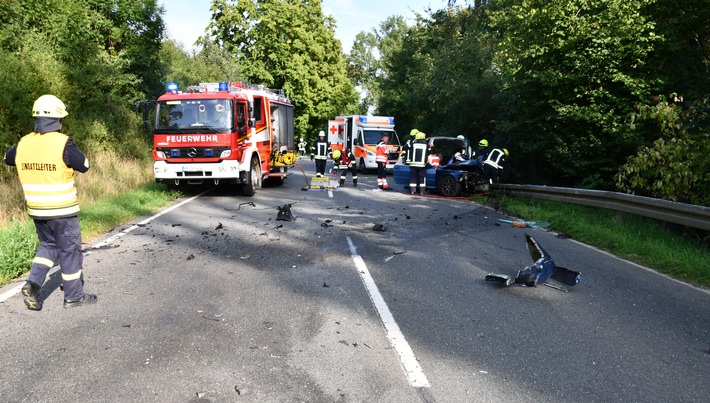 POL-HM: Schwerer Verkehrsunfall auf der Bundesstraße 442 bei Bäntorf - zwei Rettungshubschrauber im Einsatz