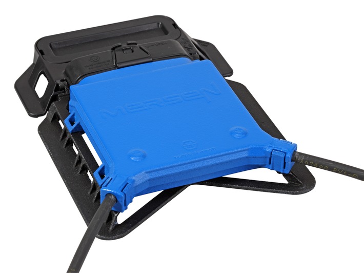 HUBER+SUHNER lanciert RADOX® SolarBox HM-Blue-Safety mit integrierter Sicherheitselektronik
