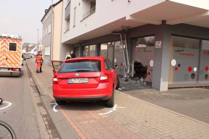 POL-RBK: Bergisch Gladbach - Pkw rast in die Glasfassade einer Kindertagesstätte