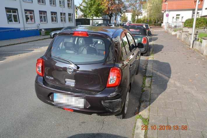 POL-HM: Unfallflucht auf Discounter Parkplatz - Zeugen gesucht