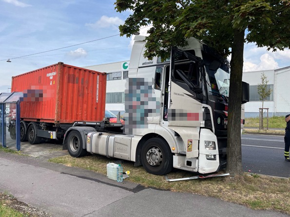 POL-ME: Lkw kollidiert mit Baum: ein Schwerverletzter - Langenfeld - 2409012