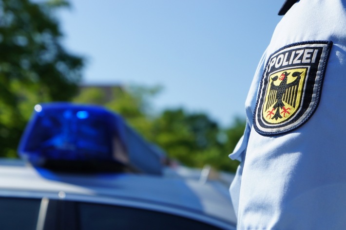 BPOL-KS: Fahrerflucht am Bahnübergang - Bundespolizei sucht Zeugen