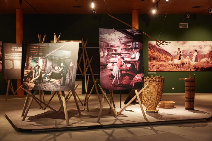 Die neue Ausstellung «Bergleben / Fotografie Peter Ammon» erzählt mit detailreichen, grossformatigen Bildern vom kargen Leben und der harten Arbeit der Schweizer Bergbauernfamilien in den 1950er-Jahren