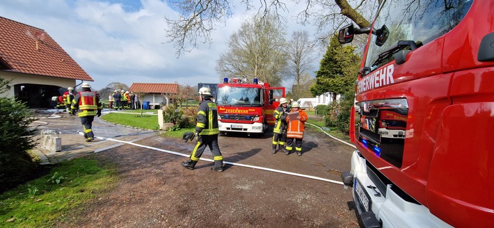 FFW Schiffdorf: Auto brennt in Garage - schnelles Eingreifen der Feuerwehr kann Ausbreitung verhindern