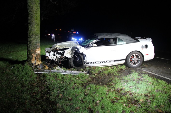 POL-COE: Coesfeld, B474/ Auto prallt gegen Baum