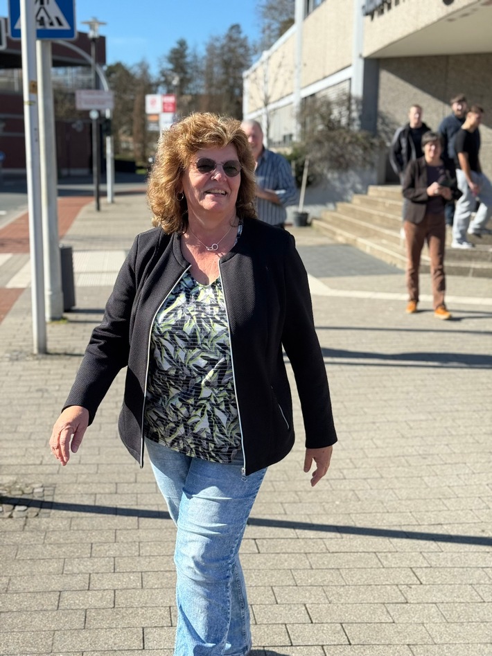 FW-WRN: Mit Drehleiter in den Ruhestand: Überraschende Verabschiedung für Kordula Mertens