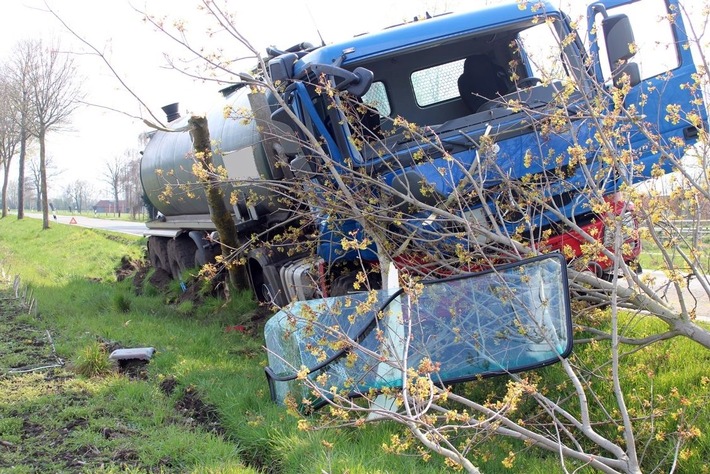 POL-MI: Gülle-Transporter gerät in Graben - Fahrer verletzt