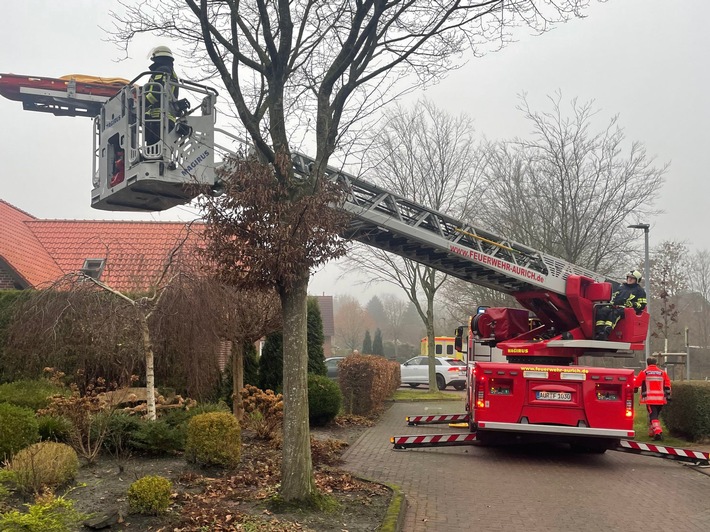 FW-AUR: Rettung aus Obergeschoss über Drehleiterkorb