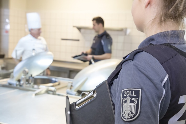 HZA-SB: Bundesweite Schwerpunktaktion gegen Schwarzarbeit; Zoll überprüft Hotellerie und Gastronomie